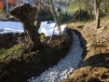 05 der Graben leitet das Oberflaechenwasser um den Weiher